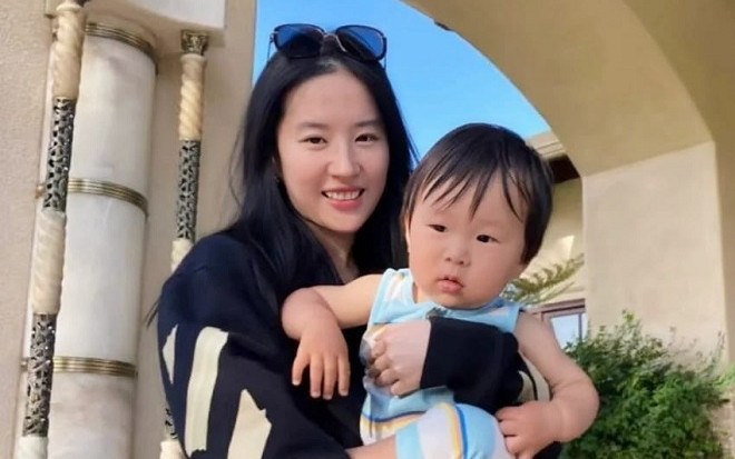Lộ ảnh Lưu Diệc Phi bồng bế em bé, hóa ra đã có tin vui từ lâu? Ảnh 2
