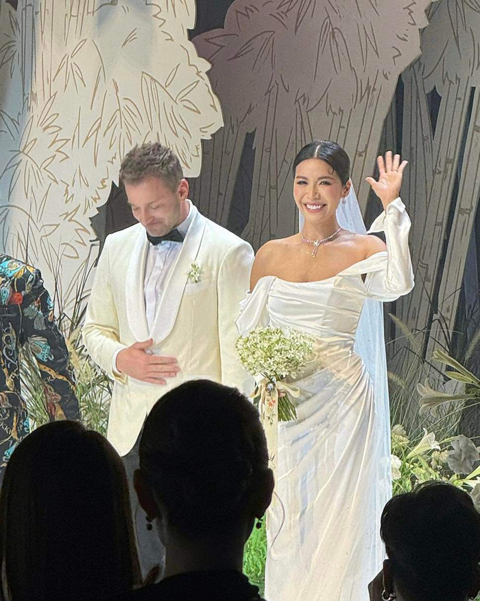 Minh Tú và chồng trong lễ cưới hôm 13/4.