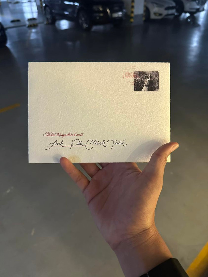 Bỏ quên ruột thiệp ở nhà, Kiều Minh Tuấn phải cầu cứu cộng đồng mạng vì lỡ đi lạc hầm xe chẳng biết đến chung vui cùng Minh Tú bằng đường nào.