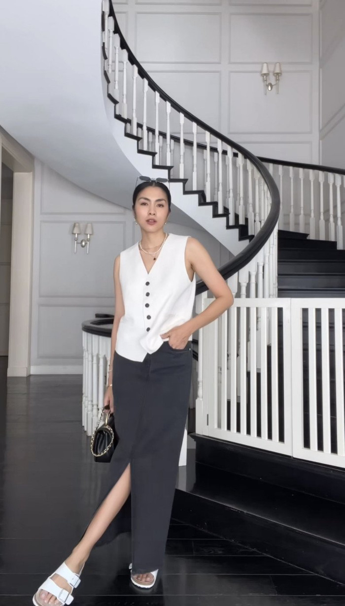 Là 'dâu hào môn', sống trong biệt thự tiền tỷ nhưng Tăng Thanh Hà khá giản dị trong cách ăn mặc. Nữ diễn viên không dát lên người quá nhiều món hàng hiệu đắt đỏ. Thay vào đó, cô chọn thương hiệu thời trang trong nước. Tăng Thanh Hà theo đuổi phong cách thanh lịch, sang trọng và tối giản.