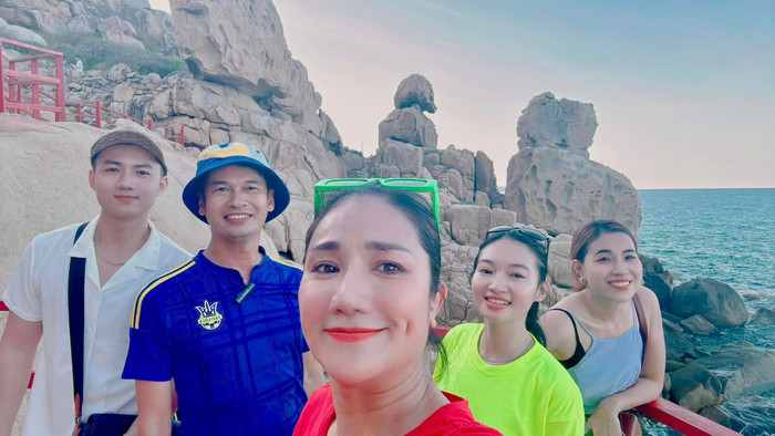 Cát Tường dành nhiều thời gian đi du lịch cùng đồng nghiệp, vừa tận hưởng bầu không khí ở những địa điểm mới, vừa phát hành Vlog ở các nền tảng mạng xã hội. Ảnh: FBNV