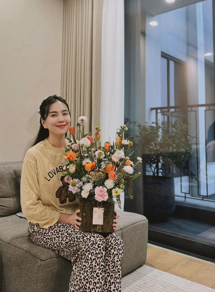 MC Mai Ngọc chia sẻ thêm: 'Gấu Báo sốt rét, ớn lạnh cả ngày nên cứ quần dài, áo dài thôi ạ'. Ảnh: FBNV