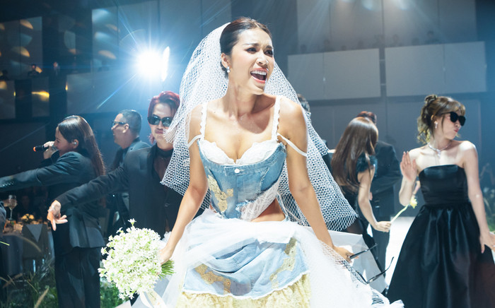 Trang phục cưới 'độc nhất vô nhị' của siêu mẫu Minh Tú Ảnh 2