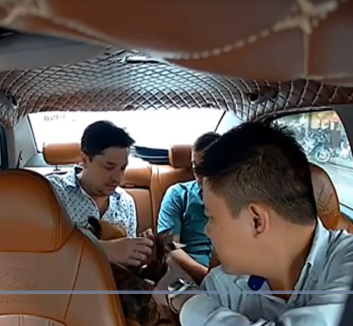 Khách Tây trả nhầm tờ tiền giá trị lớn, phản ứng của tài xế Hà Nội làm dân mạng ngỡ ngàng Ảnh 2