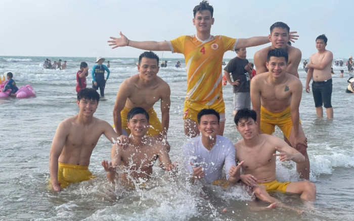 Ngắm trọn body cực phẩm của dàn cầu thủ trong kỳ nghỉ, 'múi sầu riêng' lộ rõ mồn một Ảnh 2