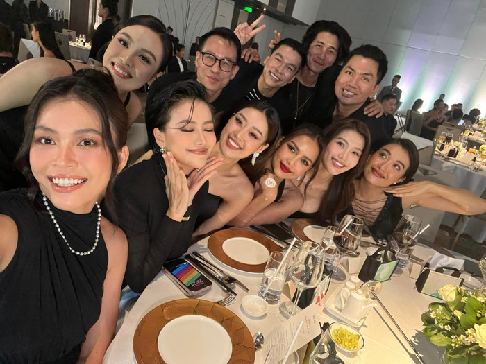 Mái tóc tém giúp Hoa hậu Phương Khánh trở nên nổi bật khi đứng chung khung hình với dàn người đẹp. Ảnh: Facebook Chế Nguyễn Quỳnh Châu