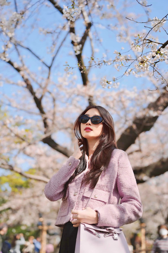 Đặng Thu Thảo diện áo khoác rộng, lấy túi xách che bụng khi đi du lịch tại Nhật Bản. Ảnh: FBNV