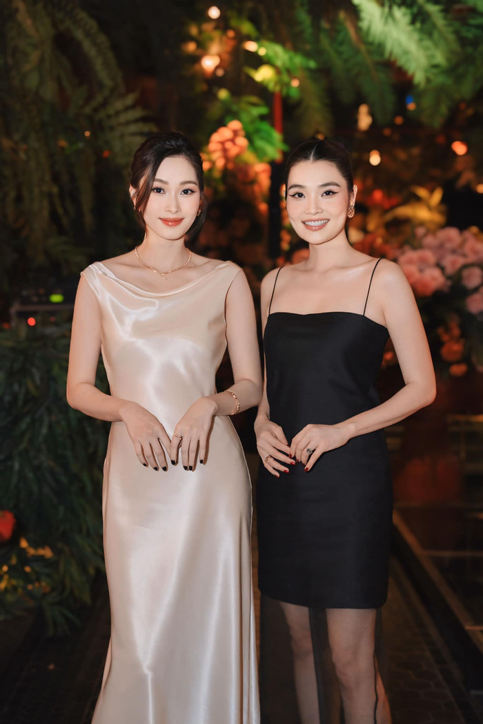 Hoa hậu Đặng Thu Thảo che bụng khi diện váy có chất vải phi bóng, dễ lộ dáng. Ảnh: FBNV