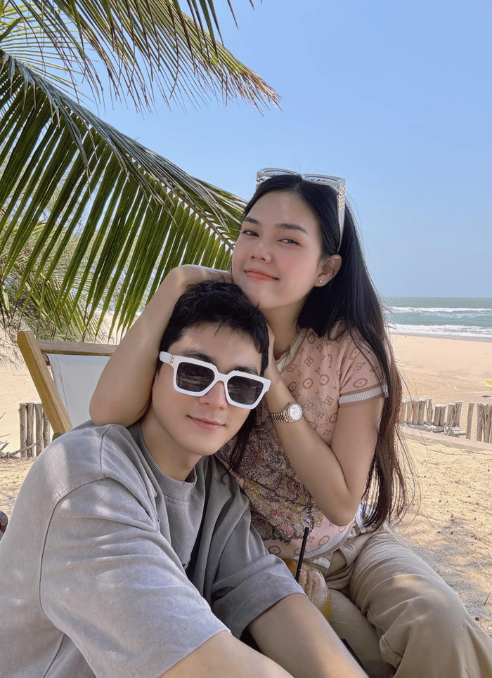 Anh thoải mái đăng tải hình ảnh hạnh phúc bên Ngọc Trinh. Cả hai dành cho nhau những hành trình dài từ miền núi non đến vùng biển cả và chia sẻ nhiều khoảnh khắc lãng mạn. Có thể thấy, tình cảm của Thiên Tây dành cho vợ rất mặn nồng. Trước đó, anh còn viết rằng bản thân muốn được chiều chuộng Ngọc Trinh hết mực trong tương lai.  