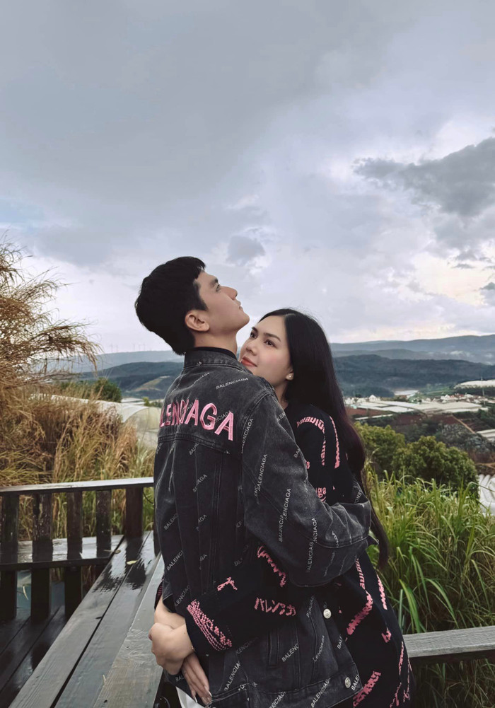 Theo tìm hiểu, ông xã Ngọc Trinh tên Thiên Tây, từng học tại trường Đại học Sân khấu Điện ảnh TP.HCM. Cả hai có thời gian tìm hiểu nhau khi tham gia dự án phim. Ngọc Trinh và bạn trai yêu nhau từ cuối năm 2023 và chính thức công khai vào đầu năm nay.  