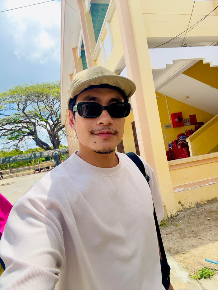  Anh gây chú ý bởi mái tóc dài, ngoại hình gầy gò, da rám nắng có phần sương gió, phong trần. 