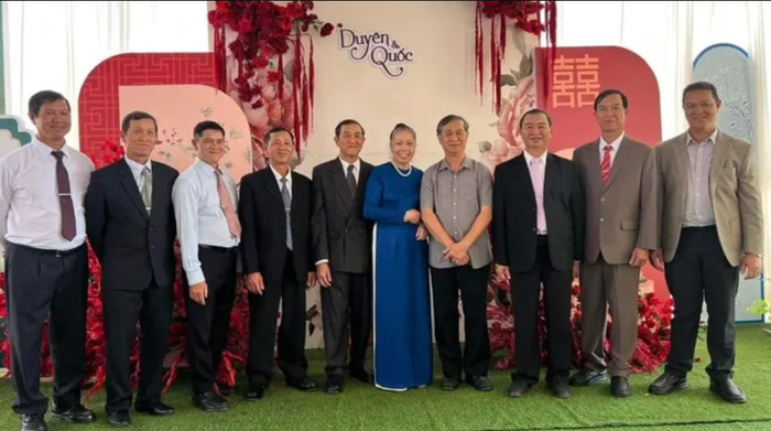 Vợ chồng ông Thanh chụp cùng các sui gia.