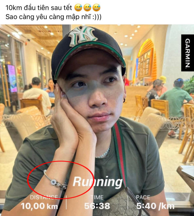 Bức hình ghi cảnh anh đang ngồi tại một tiệm cà phê, được một bàn tay đặt lên má