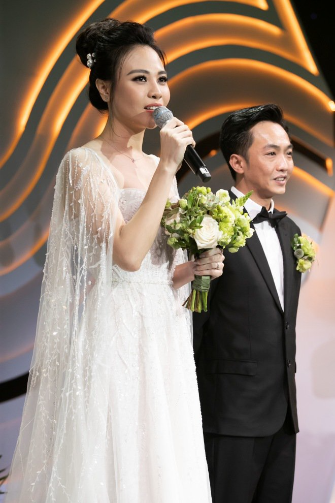 Đàm Thu Trang được gia đình Cường Đô La di chuyển từ Gia Lai đến Lạng Sơn để rước nàng về dinh. 