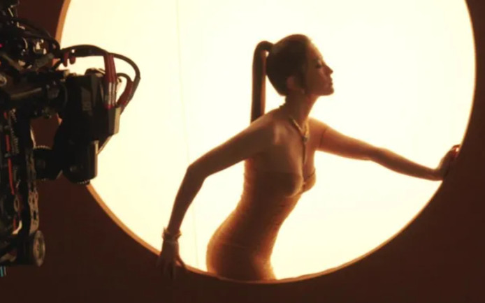 Lưu Diệc Phi gây bão với thân hình thon gọn bất ngờ, cân đẹp váy bó sát Ảnh 2