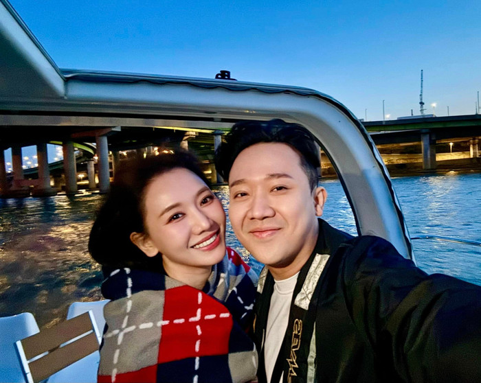 Khi có mặt ở quê vợ, Trấn Thành dành nhiều thời gian để đưa Hari Won đi chơi, tân hưởng chuỗi ngày thư giãn, nghỉ ngơi. Ảnh: FBNV