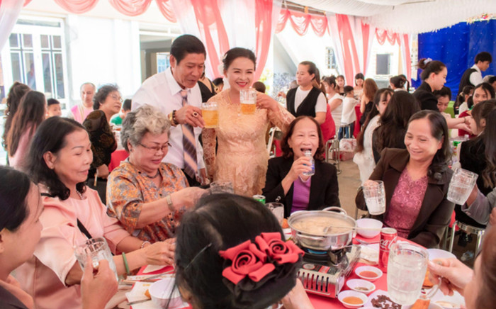 Cô dâu U60 ở Đà Lạt vỡ òa hạnh phúc trong đám cưới cổ tích bên chú rể Bình Dương Ảnh 2