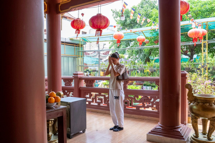 Minh Tú ăn vận giản dị khi đến chùa Từ Hạnh làm từ thiện. Ảnh: FBNV