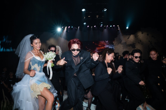 Dàn sao quậy hết ga trong đám cưới Minh Tú.