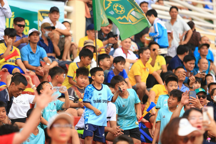 Những đứa trẻ xem bóng đá trên sân Kon Tum. Ảnh: CLB Kon Tum - Phương Thuý