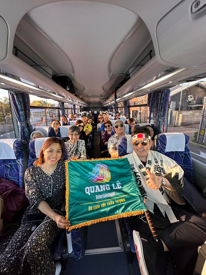 Người hâm mộ du lịch cùng thần tượng Quang Lê
