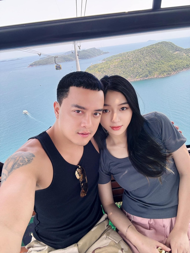 Cao Thái Sơn chụp ảnh tình tứ cùng một cô gái xinh đẹp, người hâm mộ đồn đoán nam ca sĩ ngầm công khai vợ bí mật.