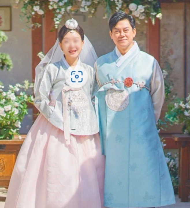 Ảnh cưới mới của cha Kim Soo Hyun.
