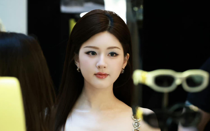 Triệu Lộ Tư công khai ôm 'người yêu' tại sự kiện, danh tính thế nào mà gây sốt? Ảnh 2