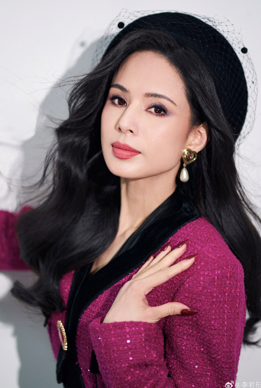 Visual 'lão hoá ngược' ở tuổi 58 của Lý Nhược Đồng khiến dân tình không khỏi trầm trồ ngưỡng mộ. 