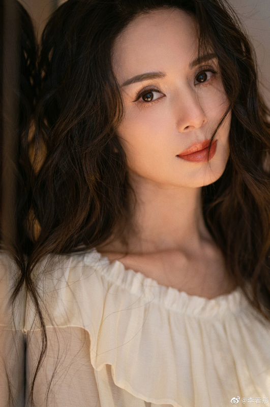 Thành công trong sự nghiệp thế nhưng Lý Nhược Đồng lại gian truân trong chuyện tình cảm. 