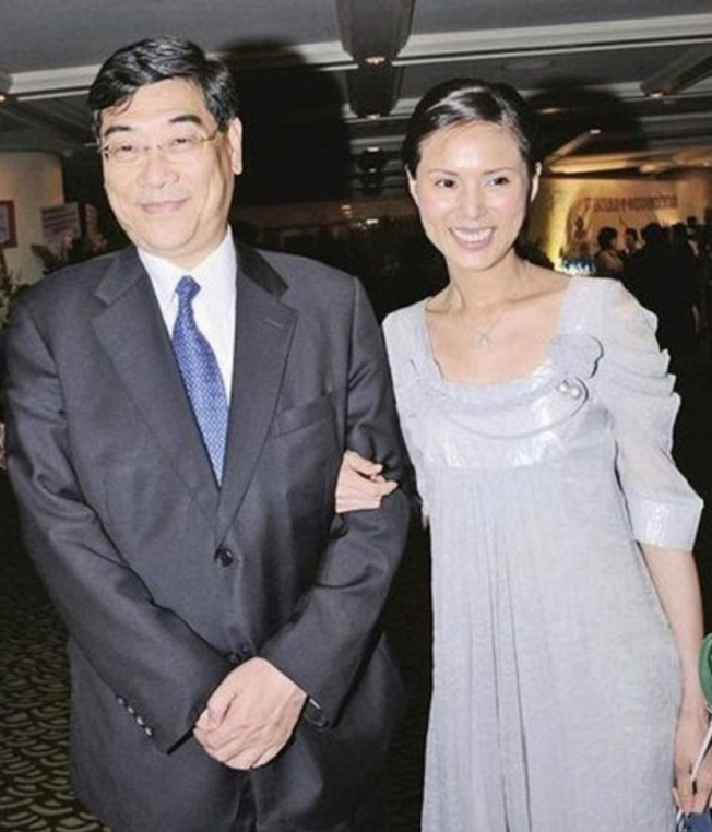 Lý Nhược Đồng bên cạnh mối tình 'khắc cốt ghi tâm' mang tên Quách Ứng Tuyền. Vì tình yêu quá lớn dành cho vị doanh nhân, cô chọn cách rời xa showbiz để tập trung vun vén hạnh phúc riêng. 