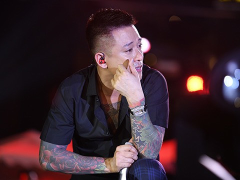 Tuấn Hưng  lại giữa chừng xin phép ngưng hát vì lý do sức khỏe không đảm bảo.