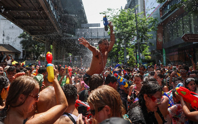 Hơn 1000 người gặp nạn tại lễ hội té nước ở Thái Lan Ảnh 2