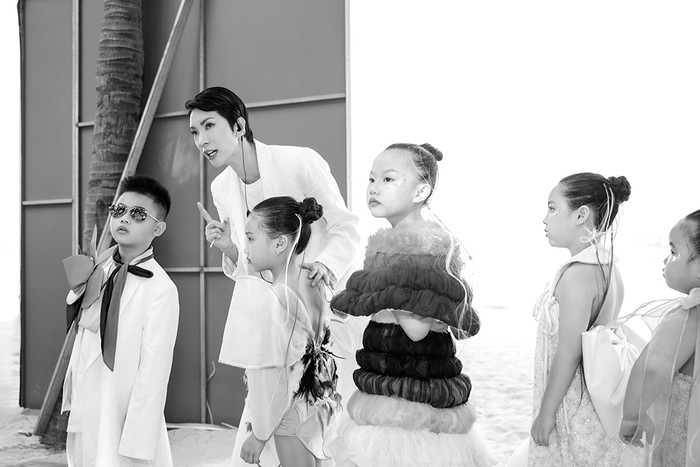Xuân Lan đích thân hướng dẫn mẫu nhí trước giờ lên sàn catwalk.