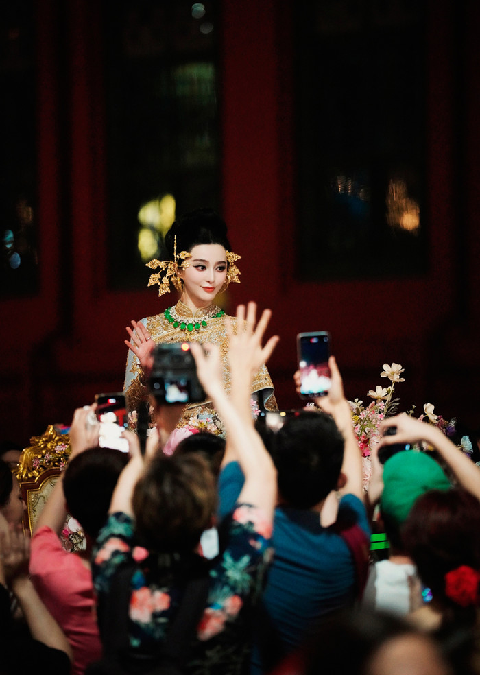 'Chiêu trò' của Phạm Băng Băng sau hình ảnh gây sốt tại lễ hội té nước ở Thái Lan Ảnh 2