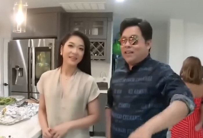 Hà Thanh Xuân sang thăm nhà mới của Quang Lê