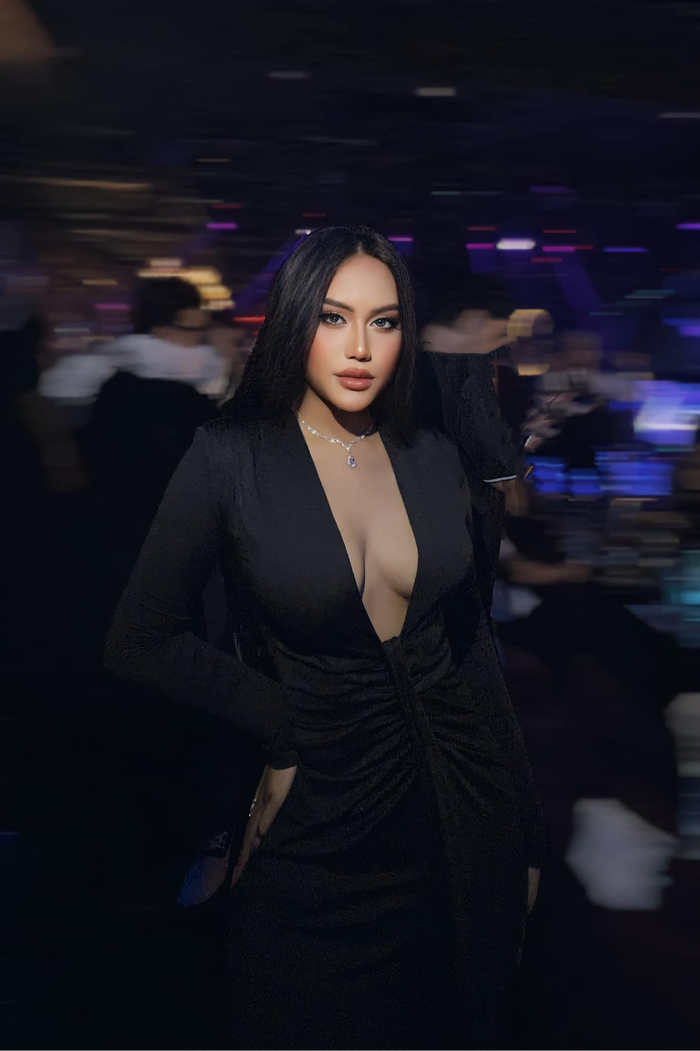 Mới đây, lùm xùm giữa ca sĩ Sofia (tên thật Đan Trang - PV) và nhạc sĩ Châu Đăng Khoa đang gây chú ý trên mạng xã hội. Cụ thể, anh chàng cho biết giữa công ty của mình và Sofia có nhiều khúc mắc trong vấn đề ra sản phẩm và tiền bạc. Trong đó, Châu Đăng Khoa còn nói phía anh đã đóng tiền hơn chục triệu để giúp nữ ca sĩ giảm cân nhưng nhận về kết quả 'bằng 0' trong 7 tháng.