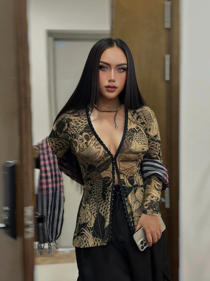 Nữ ca sĩ sở hữu ngoại hình đầy đặn, 'có da có thịt' và yêu thích phong cách ăn mặc gợi cảm, bó sát. Cô từng tâm sự khi đang hát trên sân khấu phải nén nước mắt vì bị khán giả bên dưới miệt thị ngoại hình. 