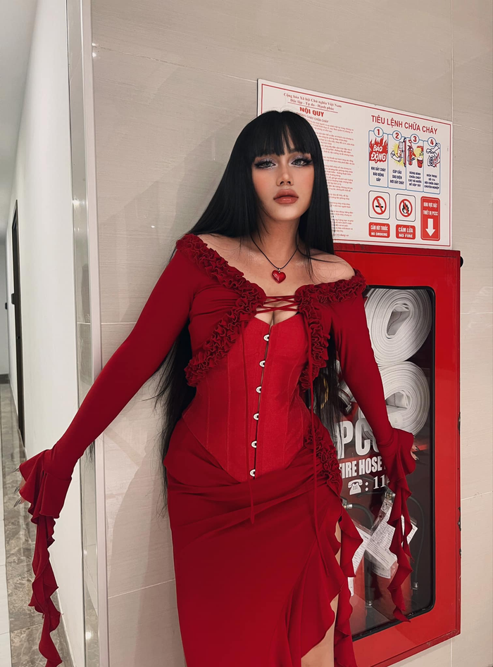 Sofia Phạm đang là ca sĩ trực thuộc công ty quản lý do Châu Đăng Khoa điều hành. Cô gây ấn tượng với giọng hát nội lực và chiến thắng giải quán quân của một cuộc thi âm nhạc đình đám. Lúc này, người đẹp 23 tuổi chính thức được Châu Đăng Khoa nâng đỡ trên con đường sự nghiệp. 