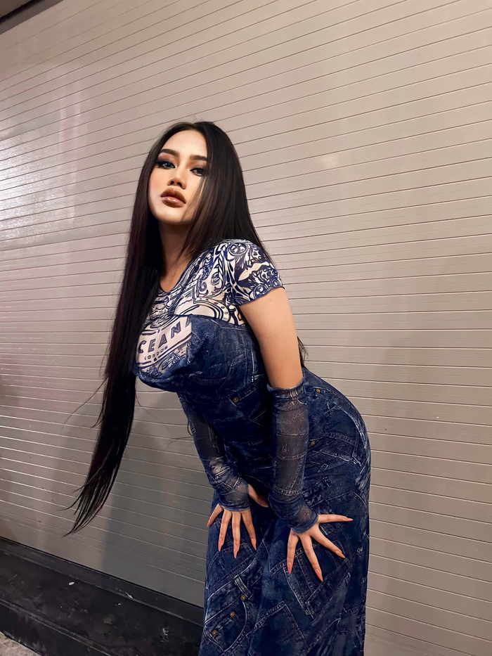 Lối trang điểm và cách chụp ảnh của Sofia mang đậm hơi hướng kiểu những nữ ca sĩ của phương Tây. 