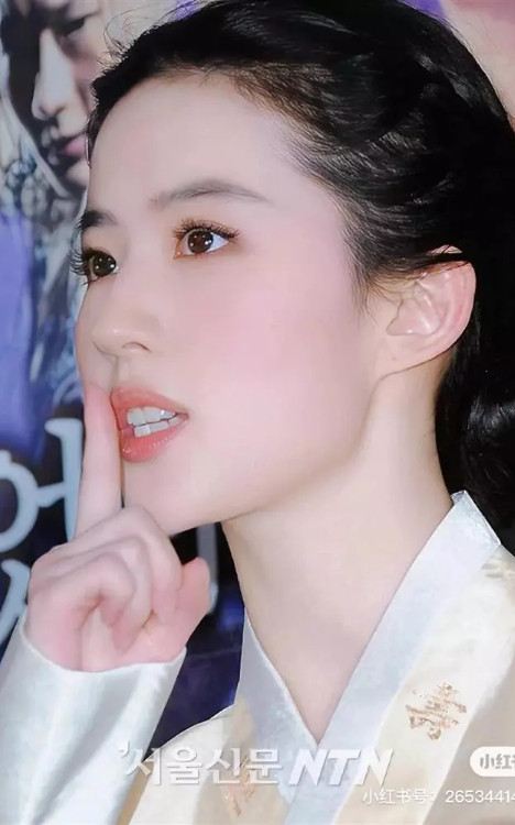 Song Hye Kyo và Lưu Diệc Phi cùng diện Hanbok, ai mặc đẹp hơn? Ảnh 3