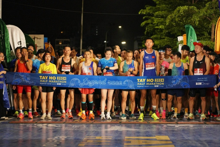 Các vận động viên tham gia giải chạy Tay Ho Half Marathon 2024&nbsp;