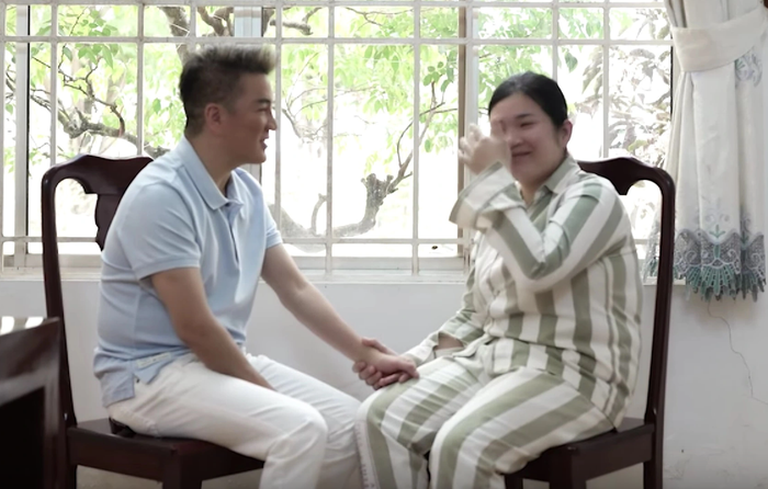 Đàm Vĩnh Hưng và nữ phạm nhân.