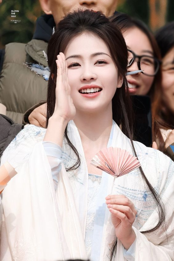 Bạch Lộc được yêu thích vì sự gần gũi, dễ thương và không có gánh nặng thần tượng. 