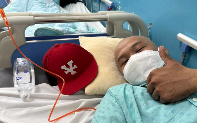 Bạn bè cạo trọc đầu khi biết tin nam ca sĩ nổi tiếng bị ung thư, phải hoá trị Ảnh 2