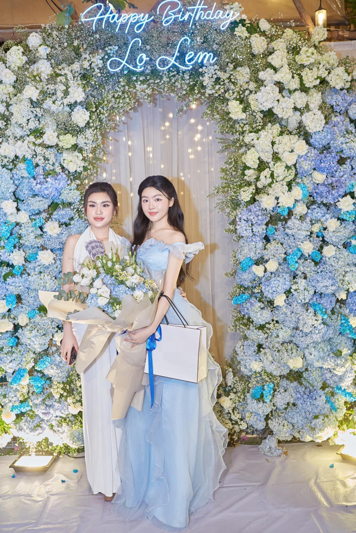 Chiếc túi trắng chứa hàng hiệu mà con gái Quyền Linh nhận được tại bữa tiệc hoàn toàn trùng khớp với chiếc túi đặt trong căn phòng của Lọ Lem. Ảnh: FBNV