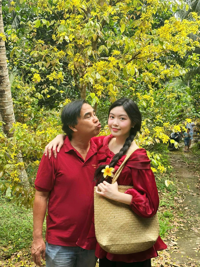 Quyền Linh luôn tự hào, lộ rõ vẻ hạnh phúc khi có con gái xinh đẹp, khéo léo và giỏi giang. Ảnh: FBNV