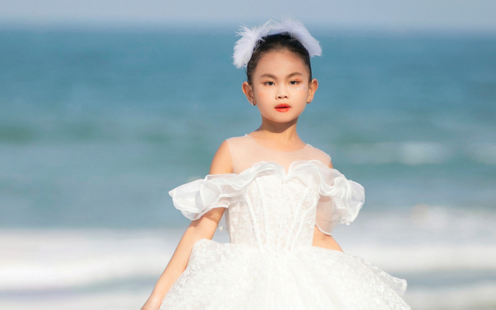 Danh tính mẫu nhí hóa 'nàng tiên cá', làm vedette trong show của siêu mẫu Xuân Lan Ảnh 2