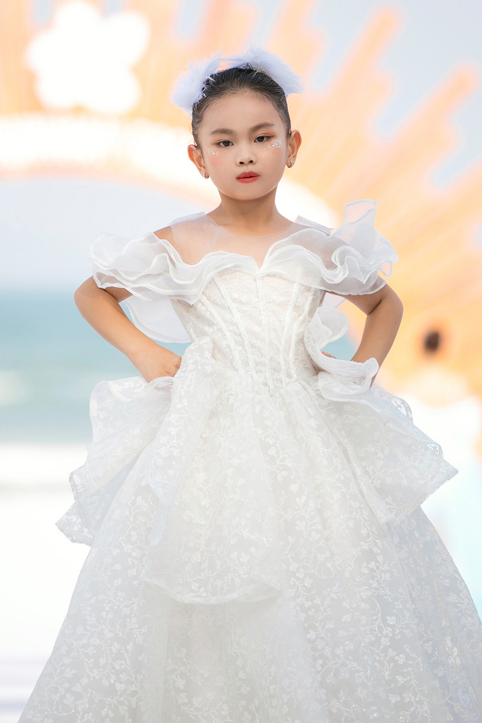 Cô bé trình diễn catwalk đầy tự tin.