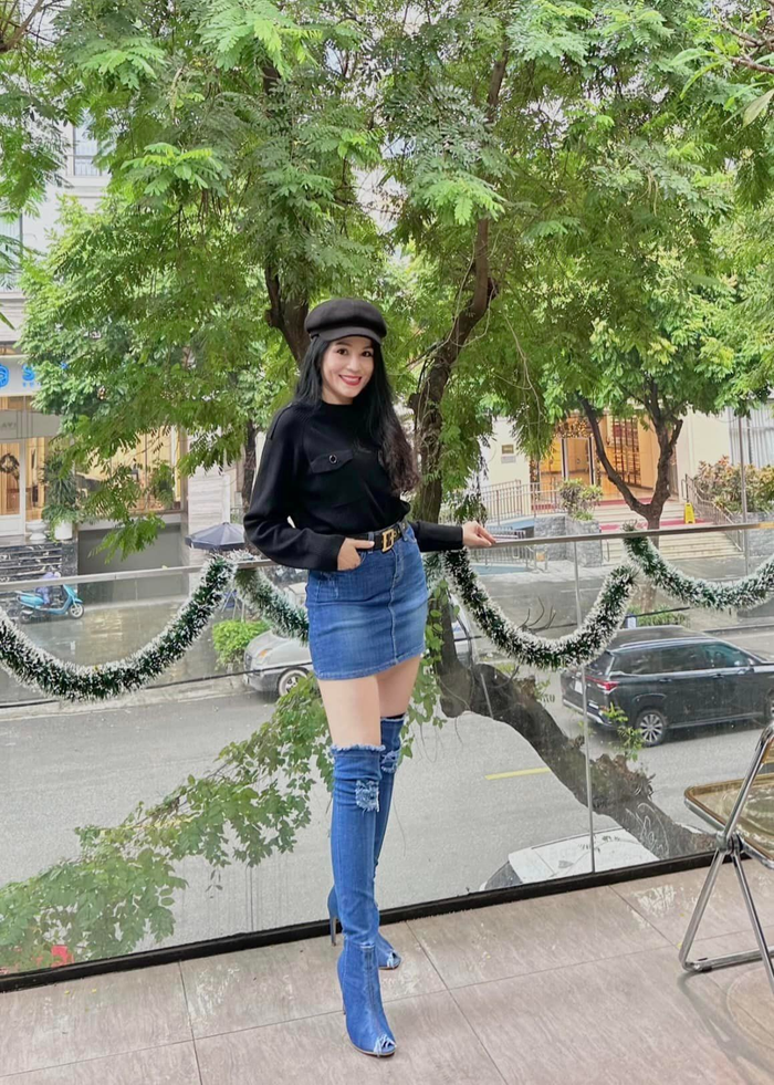 Ở tuổi xế chiều, bà xã Quyền Linh không ngần ngại diện những trang phục vô cùng cá tính nhưng không quá chênh lệch với diện mạo của mình. Doanh nhân Dạ Thảo thường xuyên được khán giả khen ngợi mỗi khi đăng tải ảnh lên trang cá nhân. 